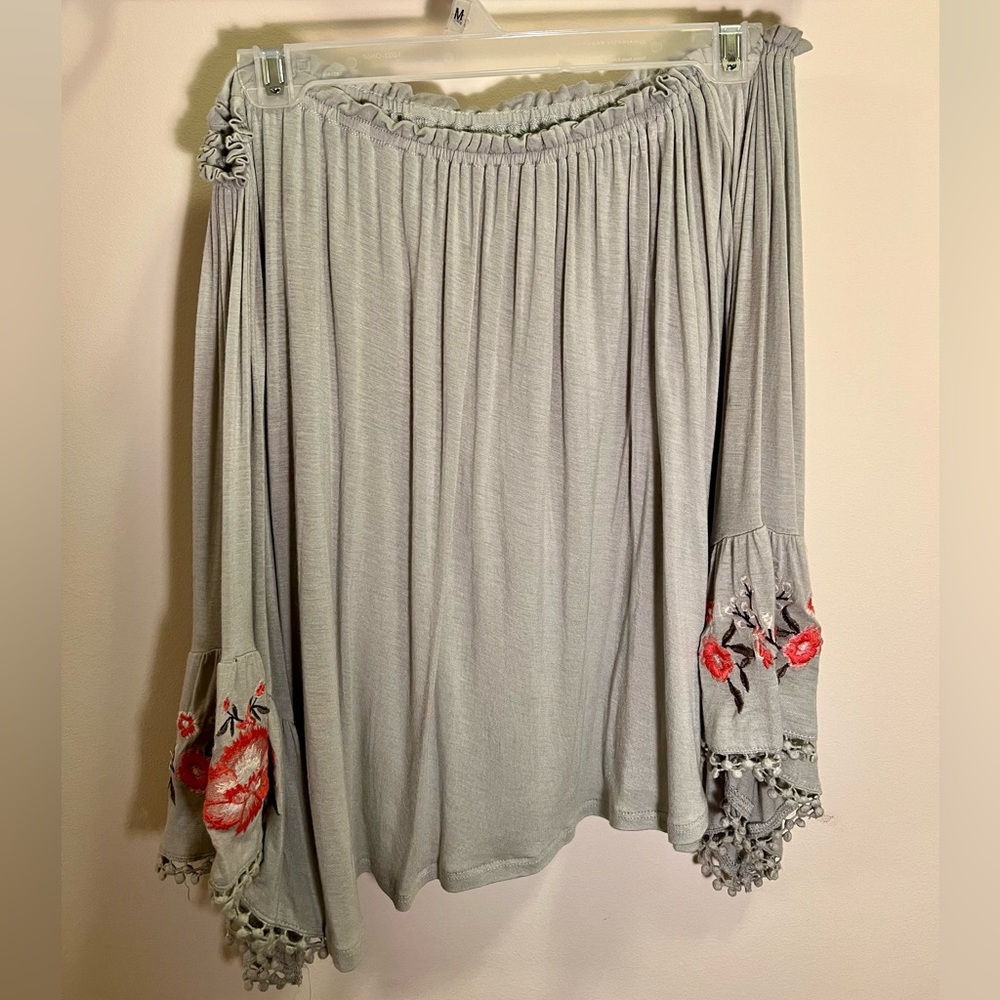 Off the shoulder shirt with flower embroidered shelves